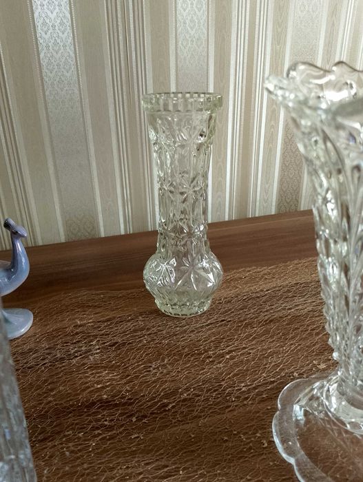 Стъклени и кристални вази.