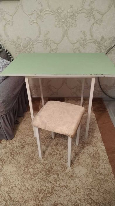 Стол и 4 табуретки