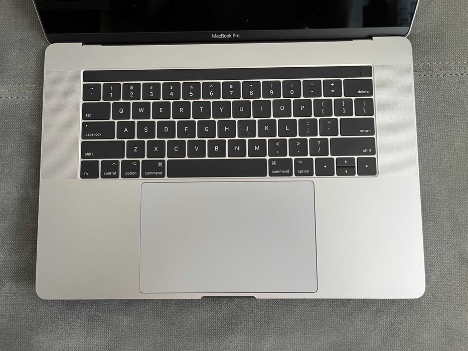 MacBook Pro 2017 15" (model A1707) defect - se vinde pentru piese