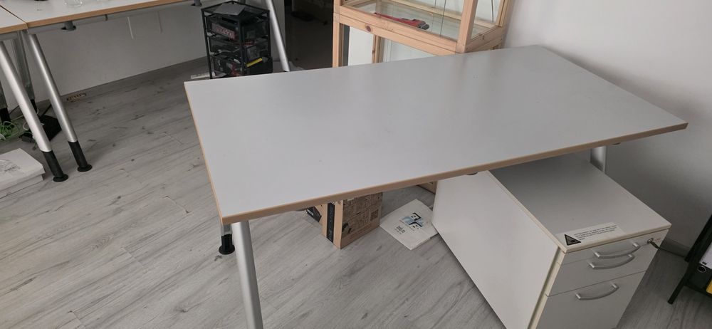 Birou Haworth cu picioare metalice reglabil pe inaltime