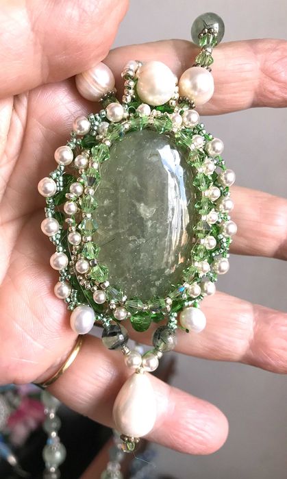 Colier si cercei handmade cu peridot caboson, peridot marele, perle naturale mari ,perle  Swarovski mici.argint