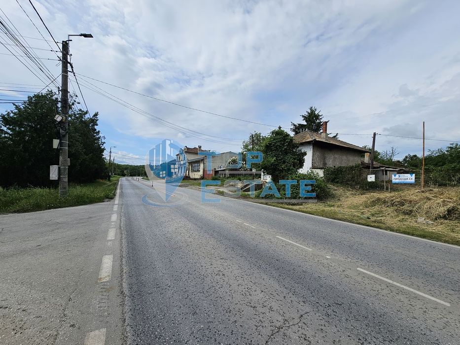Парцел в регулация на главен път Русе - В. Търново в село Поликраище,