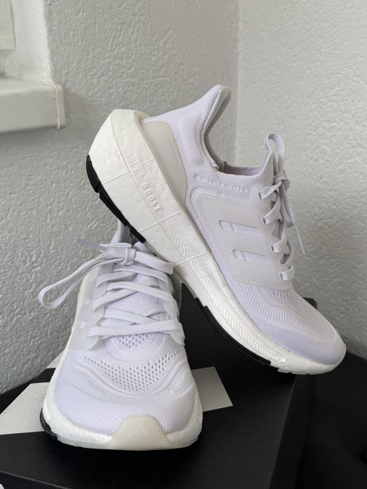 Adidas Light Boost mărimea 36 2/3.  Noi, fără etichetă, doar probați, nu au fost purtați.