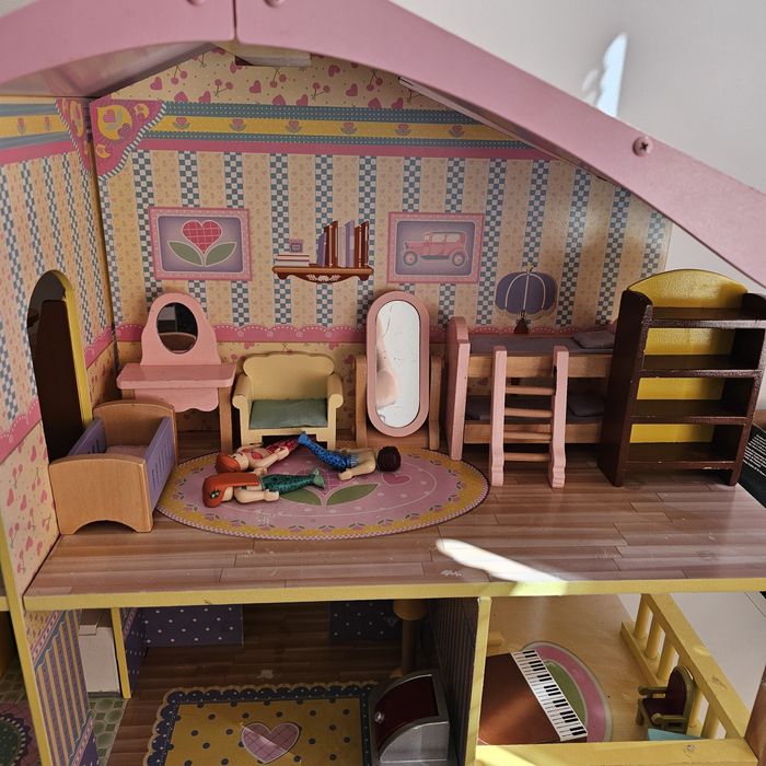 Дървена къщичка за кукли с мебелите