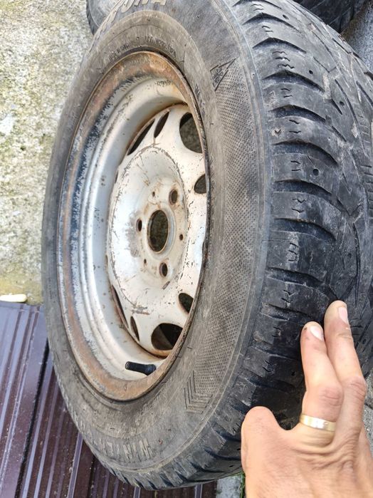 De vânzare trei jante pe 15 în 3 prezoane.