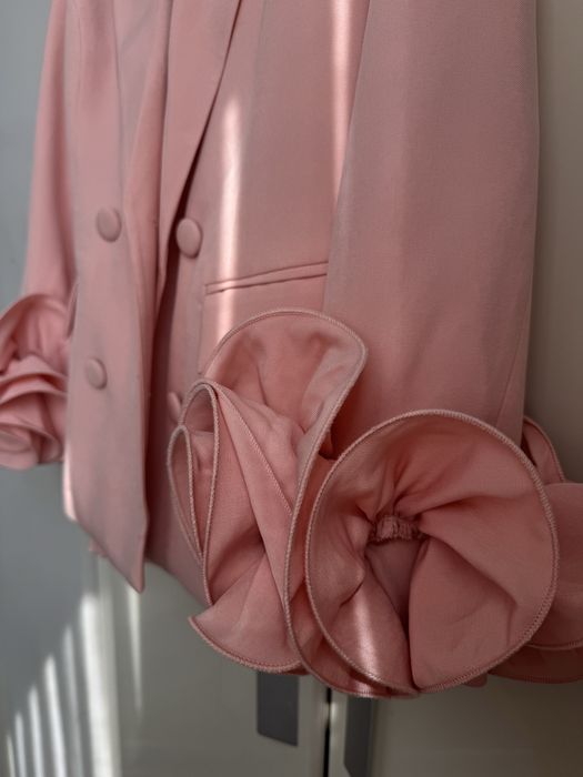 Елегантен Костюм