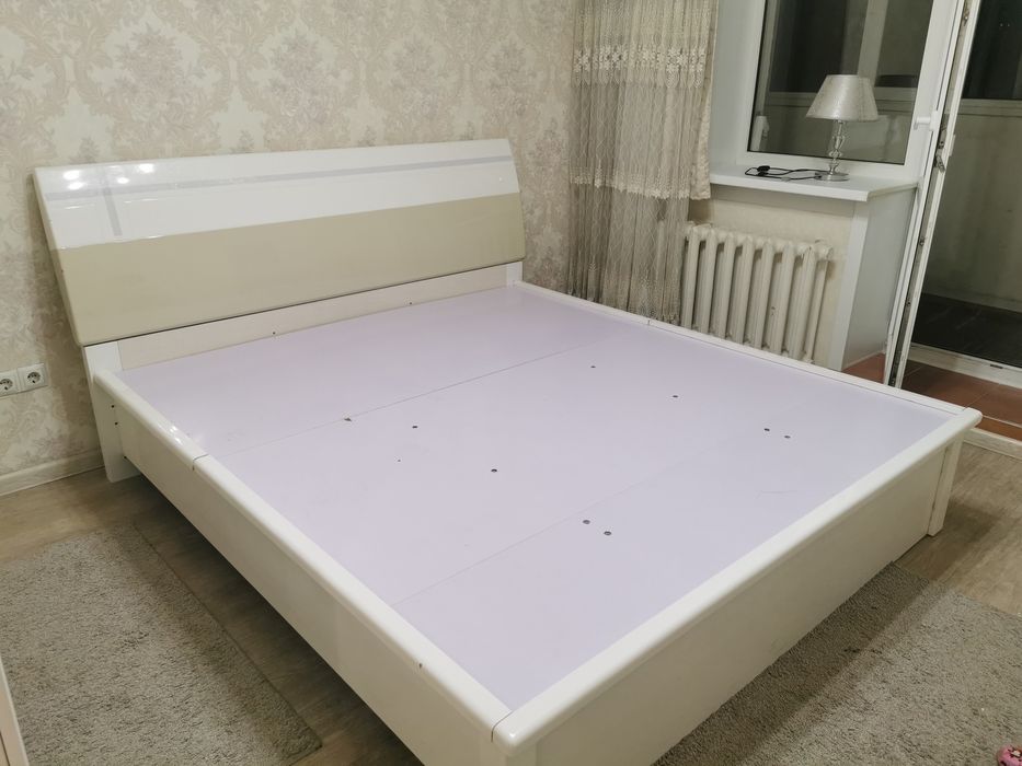 Продаётся кровать и две тумбы