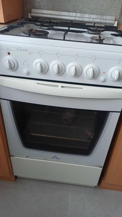 Продам газовую плиту