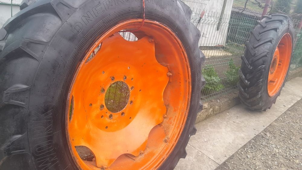 Vând 2 roți de tractor cu jante originale .