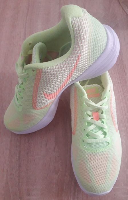 WMNS Nike Revolution 3