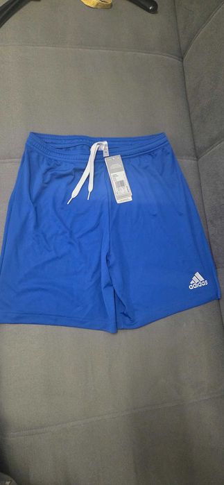 Pantaloni scurti pentru barbati marca Adidas,mar M noi,cu eticheta