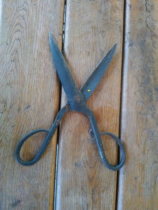 Продавам антикварна кована Българска ножица19 век Малка