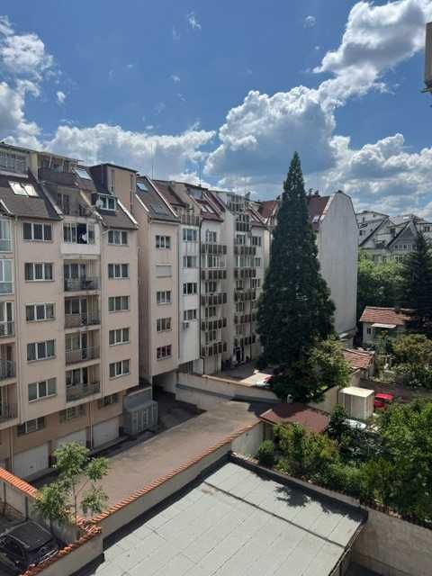 Продава двустаен апартамент в ж.к. Лагера