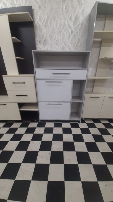 Продаётся камод прихошка книжний полка обувнитца.