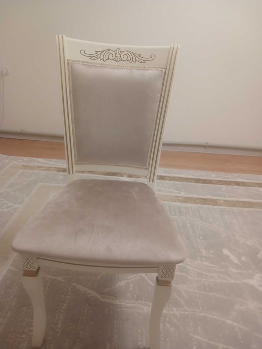 Продам стол со стульями в гостиную