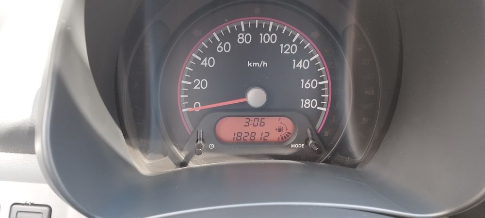 Продавам Nisam Pixo 2011