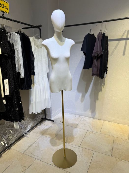 Маникен сатылады 2шт