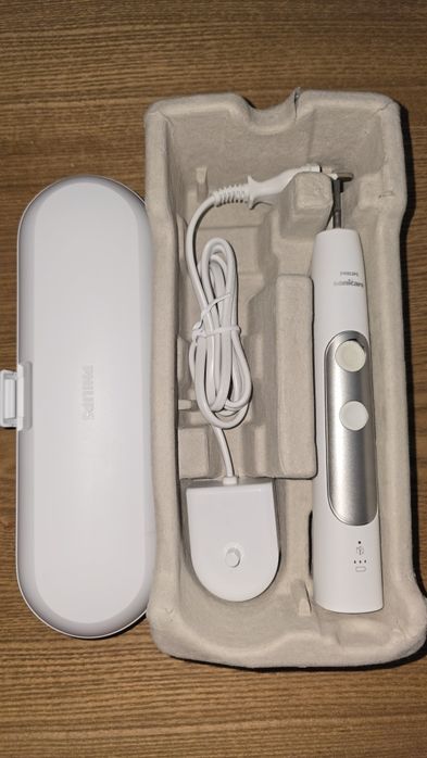 Philips Sonicare ExpertClean 7300 cu un mic defect estetic