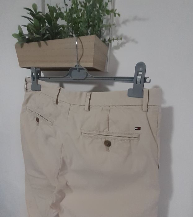 Pantaloni Tommy Hilfiger Marimea M, 86 cm talie, 103cm lungime.