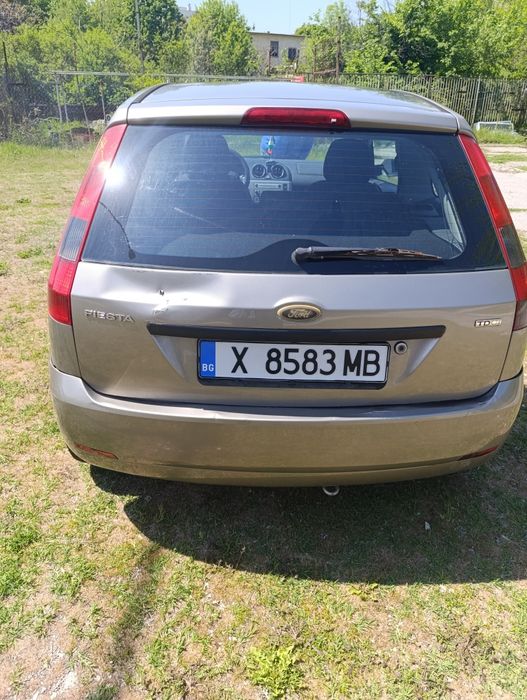 Продавам Форд Фиеста