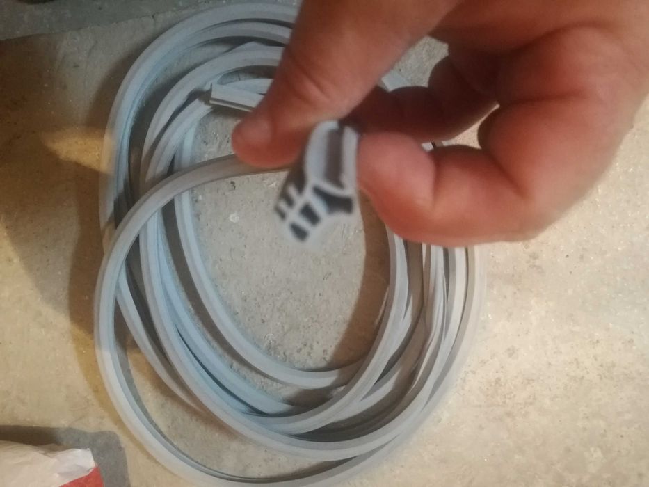 Продавам 7 бр. нови уплътнения за дограми-HORMANN Немски