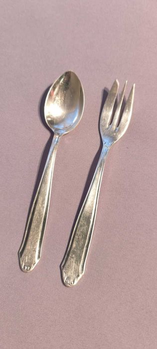 Дълбоко посребрени десертна виличка и кафяна лъжичка