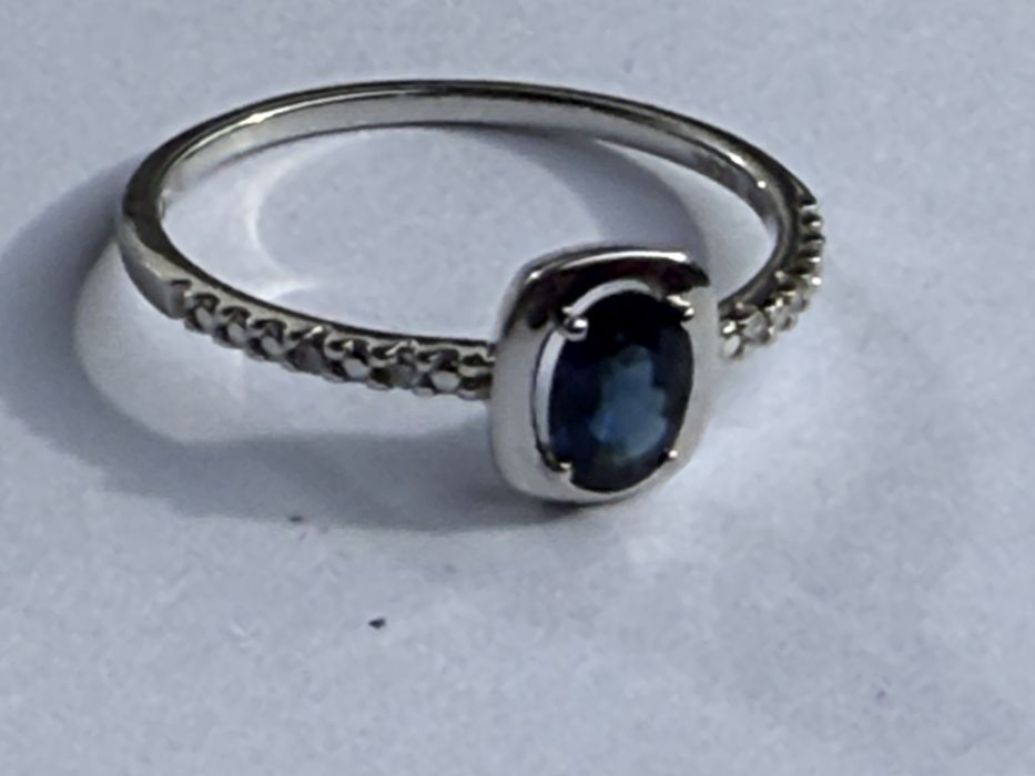 Inel aur 14 karate cu diamante naturale si un safir central natural