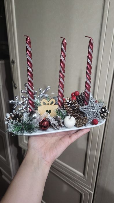 Подсвечники со свечами.