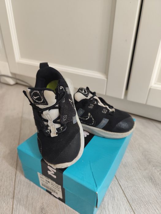 Детские кроссовки Nike.