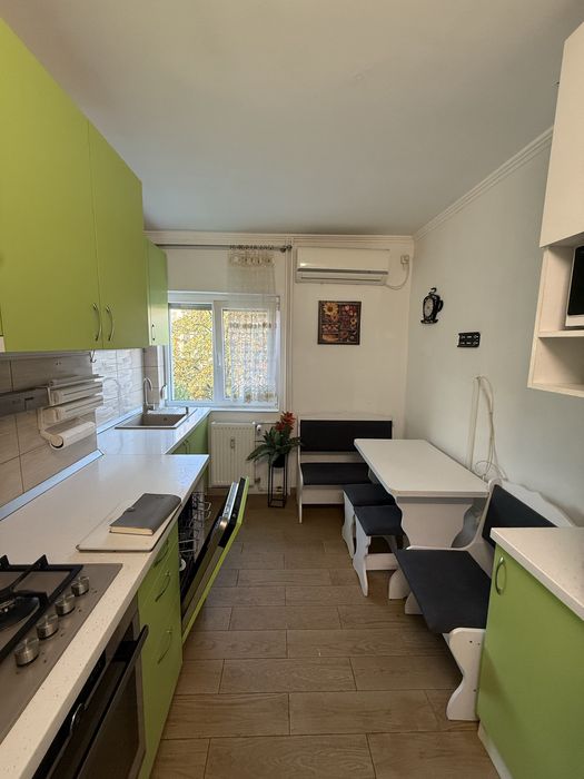 Apartament cu 3 camere , zona Rogerius