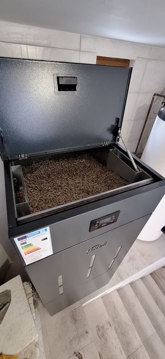 Vând centrala FEROLLI , pe peleti, 30 kw .