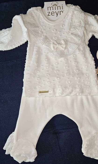 Нежна дрешка за новоредно в бяло с дантела