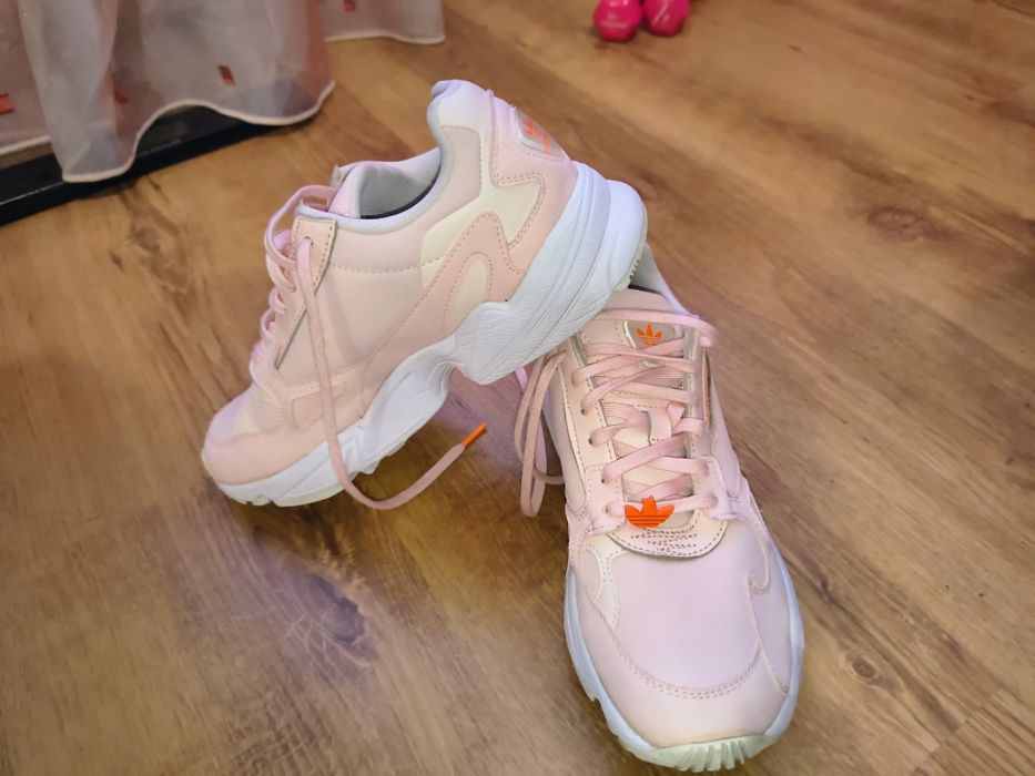 Дамски оригинални маратонки на Adidas. . Номер38