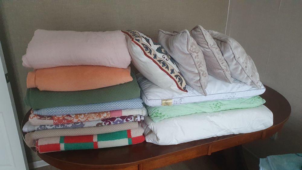 Продам одеяла, покрывало, подушки