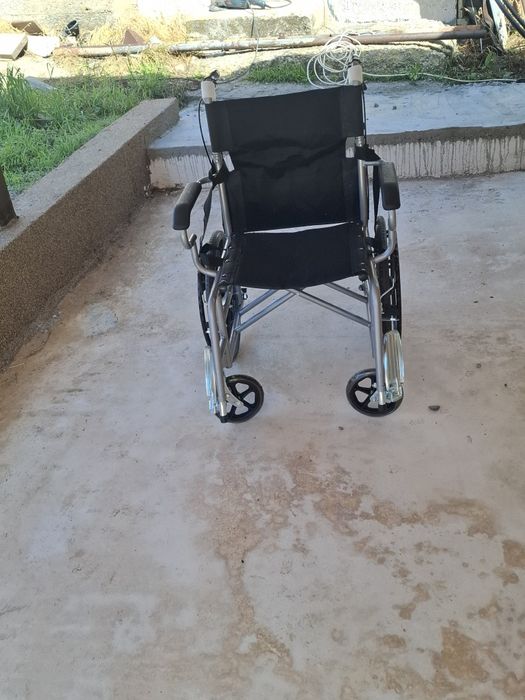 Vând cărucior pentru persoane cu dizabilitati