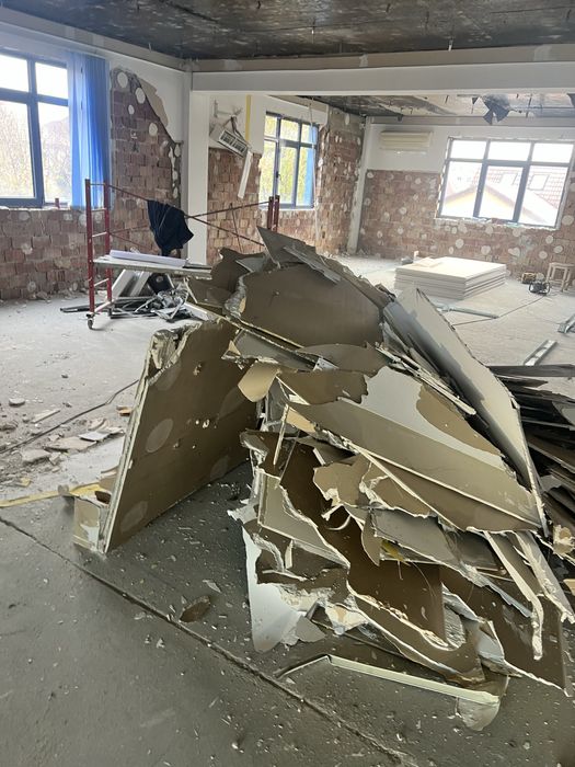 Demolare constructii ,decopertam faianta, gresie, sapa, demolam ziduri