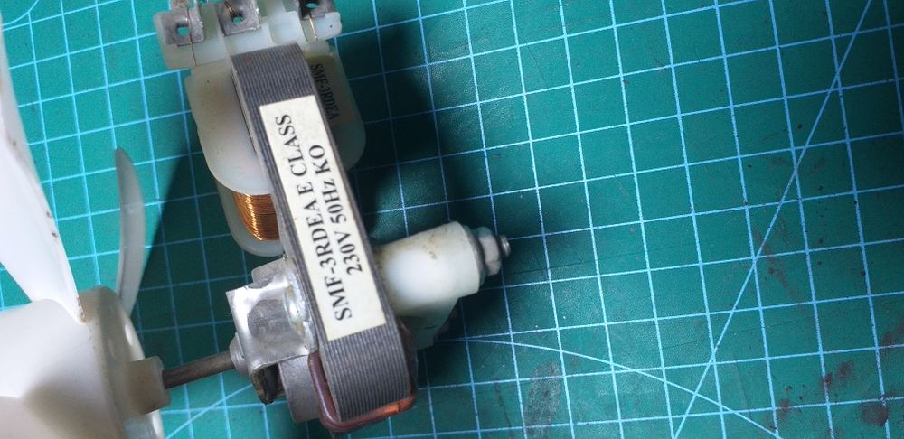 Вентилятор от микроволновки.