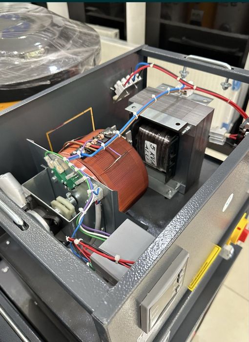 Cetinkaya (LATR) 5 kVA kuchlanish stabilizatori.