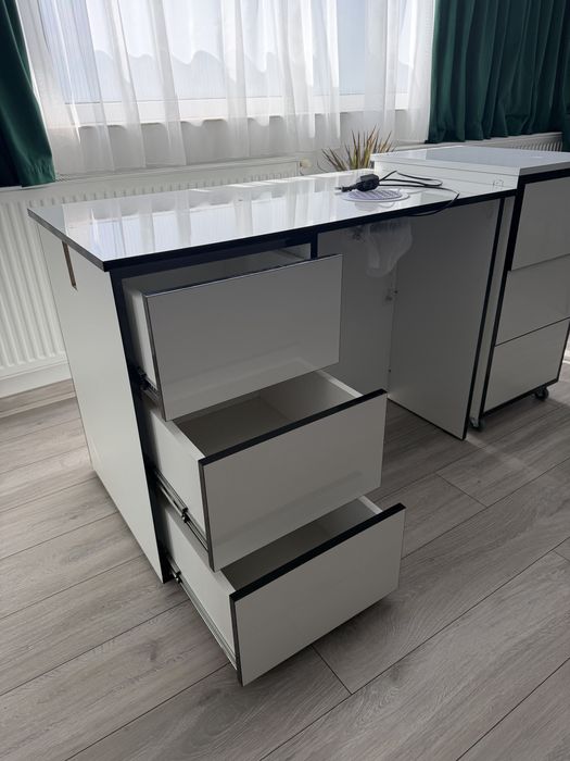 Vând masă de manichiură realizată pe comandă, ideală pentru un salon modern și elegant.