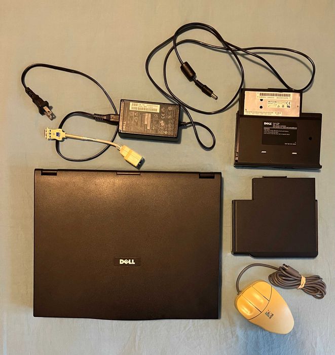 Calculator Dell Inspiron 3500 cu diverse accessori
