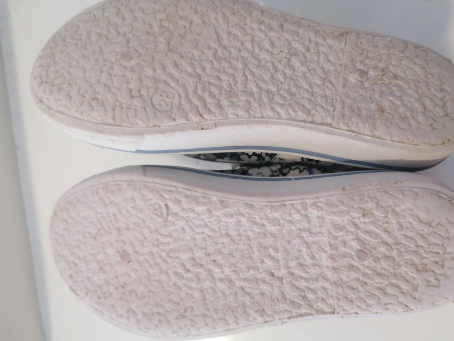 Пантофки  и маратонки Адидас момиче 28 номер