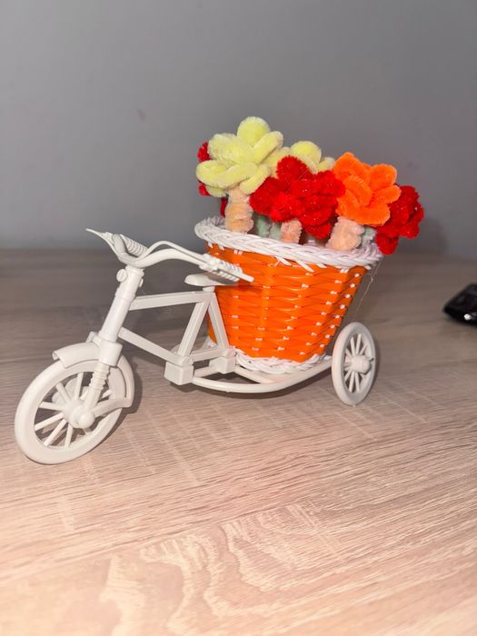 Ръчно направени цветя в колело с кошничка
