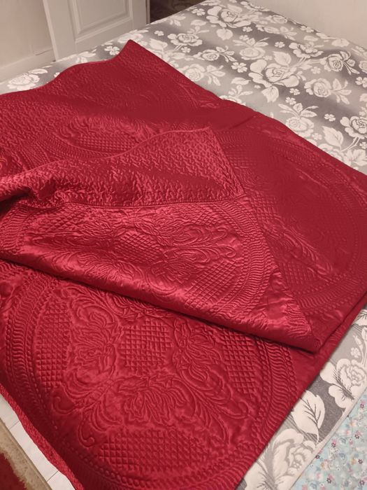 Продам стеганное покрывало на 2хспальнюю кровать