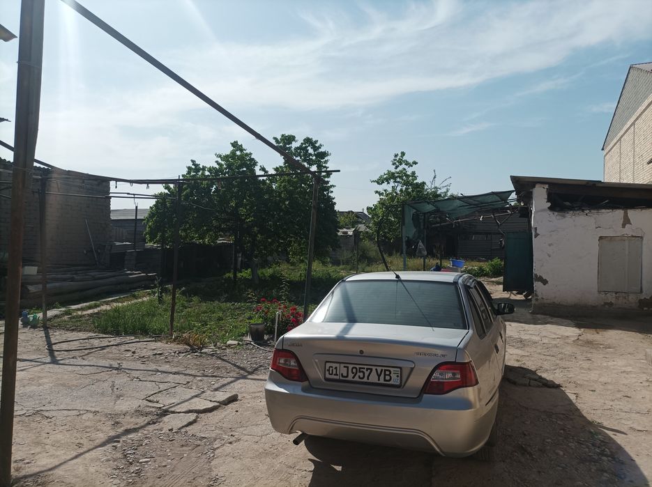 Uy sotiladi 10 sotixga yaqin 7 xona