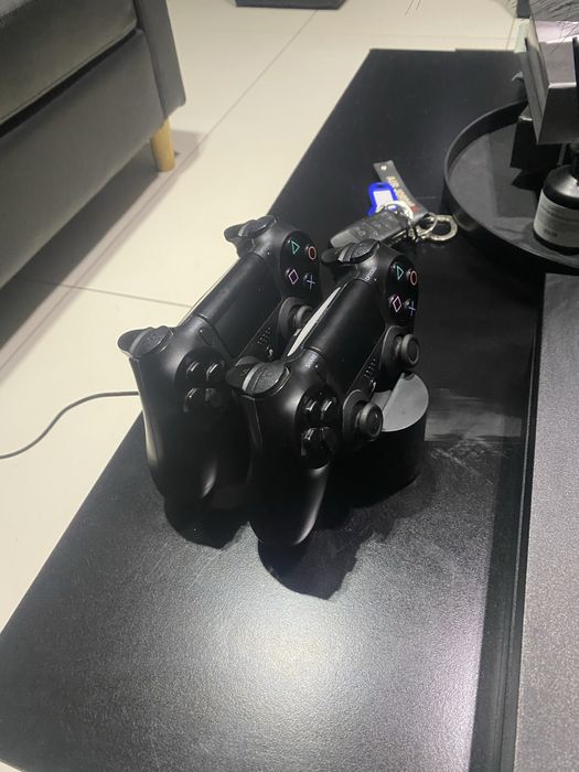 vand ps4 state excelentă+stand original incarcare manete