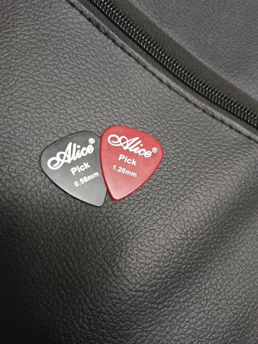 Электро - акустическая гитара, сумка, 2 медиатора и 5 струн