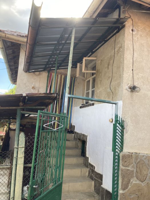 Къща с двор и геран