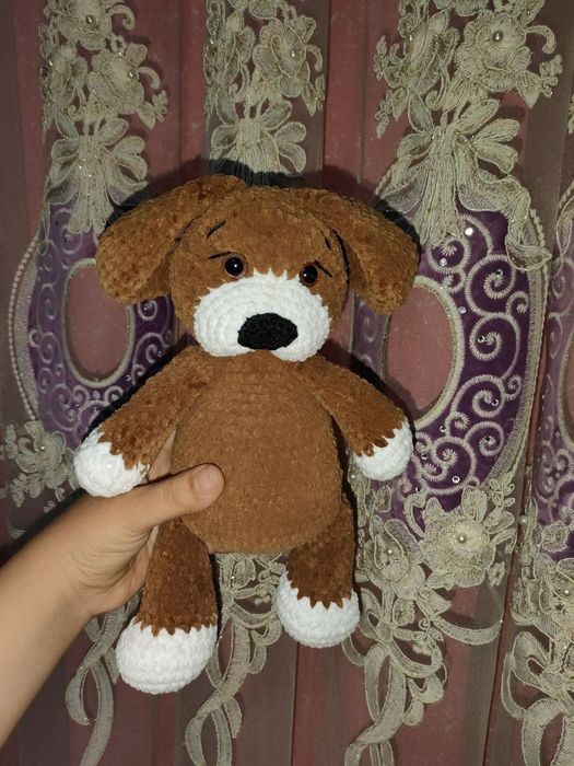 Yumshoq va momiq qo'lda to'qilgan o'yinchoqlar.