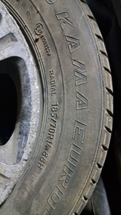 Продам три резины три титанки.  на 14 . 185/70