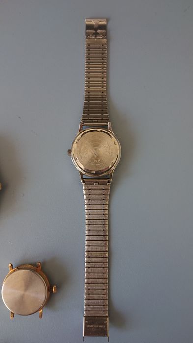 Каси с верижки, коронки и ремонтоари за часовници.